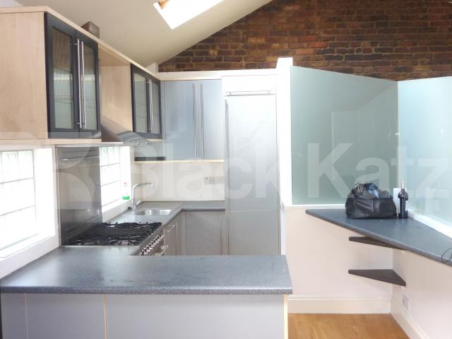 			MUST SEE!!, 2 Bedroom, 1 bath, 1 reception Mews House			 Chippenham Mews, MAIDA VALE